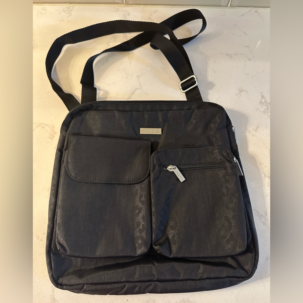 Baggallini Canyon Crossbody Bag Black Cheetah‎ Emboss Pockets Organization